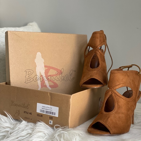 NEW (Never Worn) Tan Lace Back Peep Toe Spike Heel - Picture 4 of 4